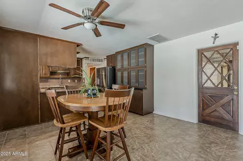 Dining - 2432 W Echo Ln, Phoenix, AZ 85021 photo 3 of 4