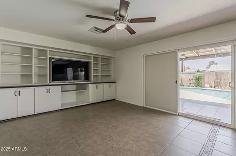 Living - 2432 W Echo Ln, Phoenix, AZ 85021 photo 6 of 7