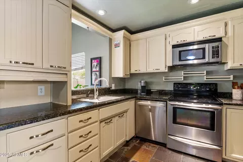 Kitchen - 19648 N 8th Pl, Phoenix, AZ 85024 photo 1 of 2
