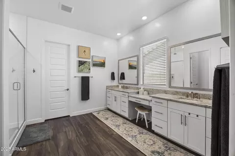 Bath - 2514 E Pleasant Ln, Phoenix, AZ 85042 photo 1 of 3