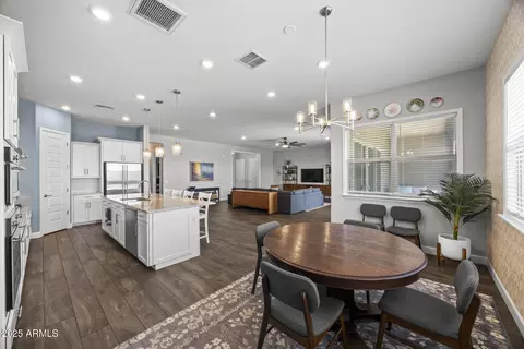 Dining - 2514 E Pleasant Ln, Phoenix, AZ 85042 photo 2 of 2