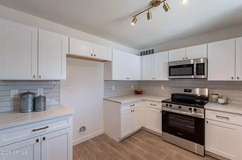 Kitchen - 1466 E Nielson Ave, Mesa, AZ 85204 photo 3 of 5