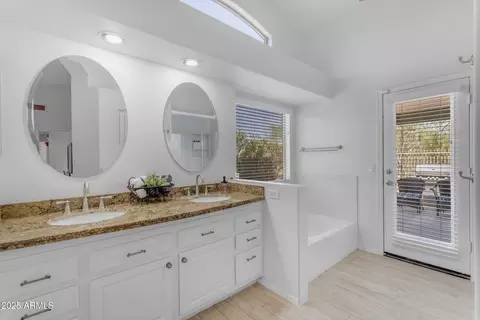 4301 E Abraham Ln, Phoenix, AZ 85050 photo 11