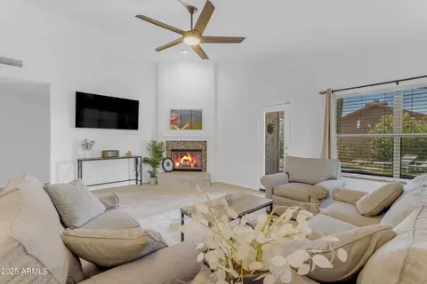 4301 E Abraham Ln, Phoenix, AZ 85050 photo 2