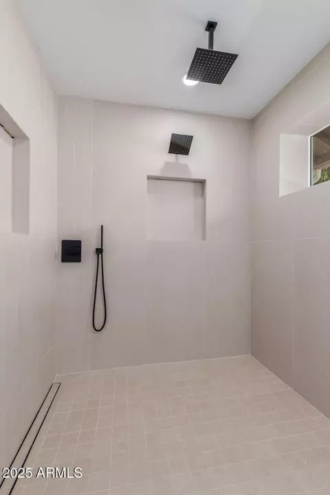 Bath - 4532 E Sandra Ter, Phoenix, AZ 85032 photo 2 of 3