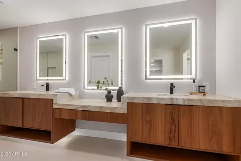 Bath - 4532 E Sandra Ter, Phoenix, AZ 85032 photo 1 of 3