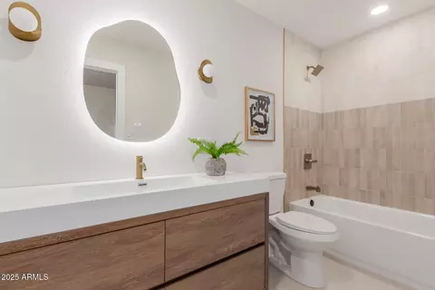 Bath - 4532 E Sandra Ter, Phoenix, AZ 85032 photo 3 of 3
