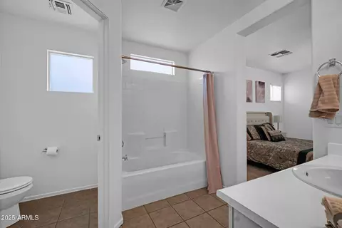 Bath - 1420 E Sonrisas St, Phoenix, AZ 85040 photo 2 of 4