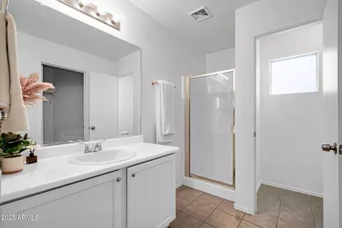 Bath - 1420 E Sonrisas St, Phoenix, AZ 85040 photo 3 of 4