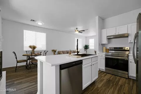 Kitchen - 1420 E Sonrisas St, Phoenix, AZ 85040 photo 2 of 3