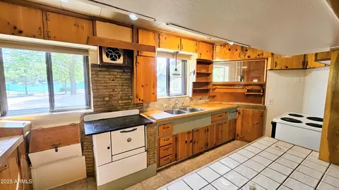 Kitchen - 1001 S Westerly Rd, Payson, AZ 85541 photo 2 of 3