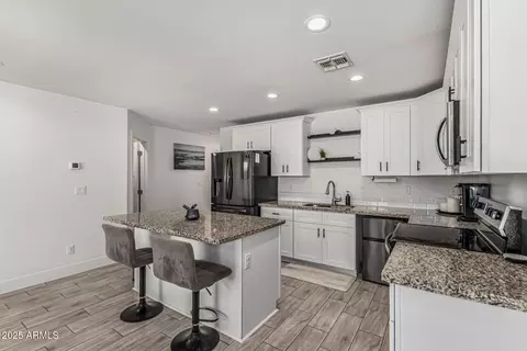 Kitchen - 4923 S 11th Pl, Phoenix, AZ 85040 photo 2 of 2