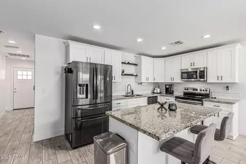 Kitchen - 4923 S 11th Pl, Phoenix, AZ 85040 photo 1 of 2