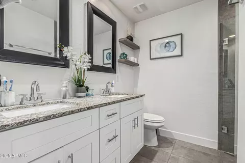 Bath - 4923 S 11th Pl, Phoenix, AZ 85040 photo 1 of 3