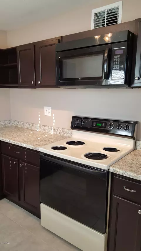 Kitchen - 725 E Hidalgo Ave, Phoenix, AZ 85040 photo 2 of 2