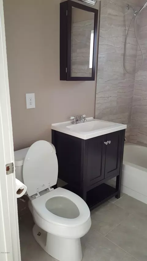 Bath - 725 E Hidalgo Ave, Phoenix, AZ 85040 photo 1 of 1