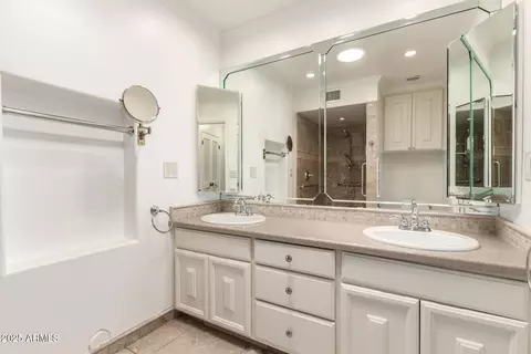 Bath - 38 E Calavar Rd, Phoenix, AZ 85022 photo 1 of 4