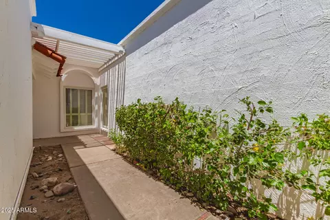 Exterior - 38 E Calavar Rd, Phoenix, AZ 85022 photo 6 of 16