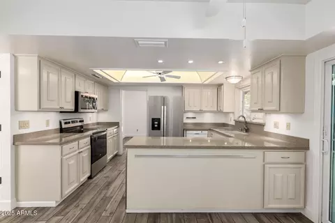 Kitchen - 38 E Calavar Rd, Phoenix, AZ 85022 photo 2 of 6