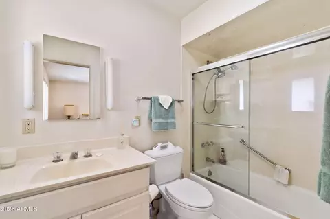 Bath - 4814 N 35th St, Phoenix, AZ 85018 photo 2 of 2