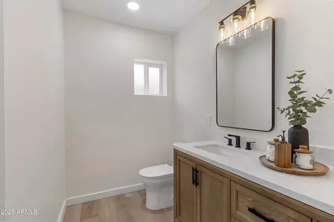 Bath - 1367 E Mitchell Dr, Phoenix, AZ 85014 photo 3 of 7