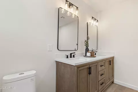 Bath - 1367 E Mitchell Dr, Phoenix, AZ 85014 photo 4 of 7