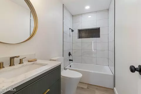 Bath - 1367 E Mitchell Dr, Phoenix, AZ 85014 photo 5 of 7