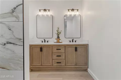 Bath - 1367 E Mitchell Dr, Phoenix, AZ 85014 photo 1 of 7