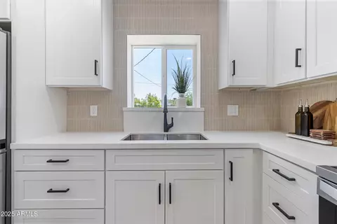 Kitchen - 1367 E Mitchell Dr, Phoenix, AZ 85014 photo 4 of 5