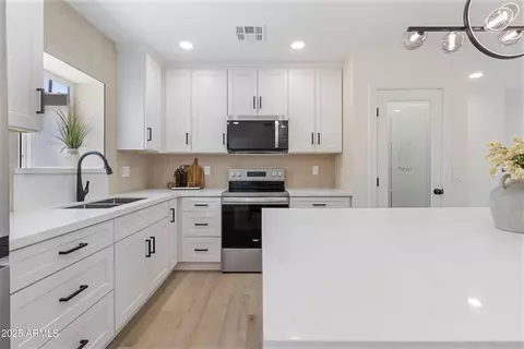 Kitchen - 1367 E Mitchell Dr, Phoenix, AZ 85014 photo 3 of 5