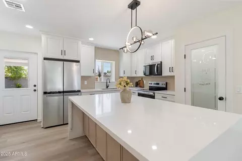 Kitchen - 1367 E Mitchell Dr, Phoenix, AZ 85014 photo 2 of 5