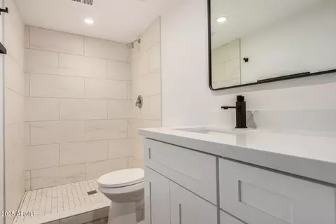 Bath - 308 W Oraibi Dr, Phoenix, AZ 85027 photo 2 of 3