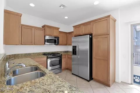 Kitchen - 3977 E Cat Balue Dr, Phoenix, AZ 85050 photo 4 of 6