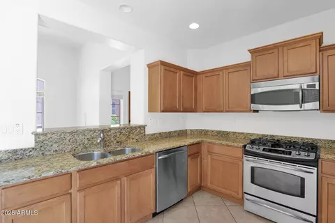 Kitchen - 3977 E Cat Balue Dr, Phoenix, AZ 85050 photo 3 of 6