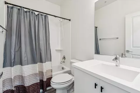Bath - 2313 E Hidalgo Ave, Phoenix, AZ 85040 photo 2 of 2