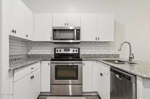 Kitchen - 2313 E Hidalgo Ave, Phoenix, AZ 85040 photo 3 of 3