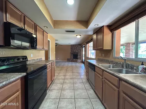 3740 E Mercer Ln, Phoenix, AZ 85028 photo 9