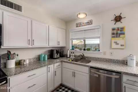 Kitchen - 3447 E Dolphin Ave, Mesa, AZ 85204 photo 4 of 5
