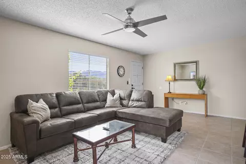 Living - 735 E Cochise Dr, Phoenix, AZ 85020 photo 6 of 9