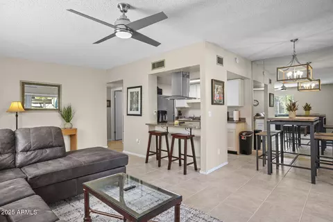 Living - 735 E Cochise Dr, Phoenix, AZ 85020 photo 7 of 9