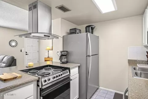 Kitchen - 735 E Cochise Dr, Phoenix, AZ 85020 photo 2 of 8