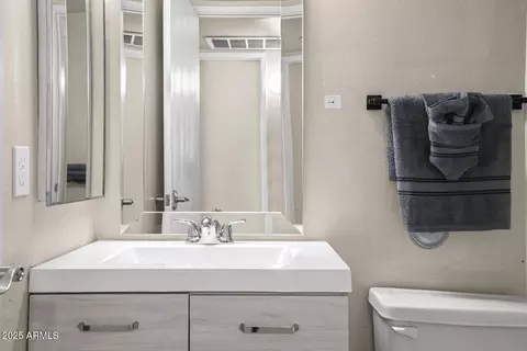 Bath - 735 E Cochise Dr, Phoenix, AZ 85020 photo 2 of 2