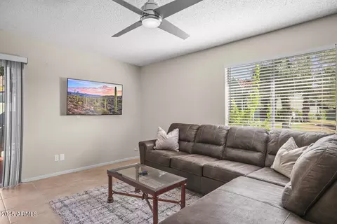 Living - 735 E Cochise Dr, Phoenix, AZ 85020 photo 4 of 9