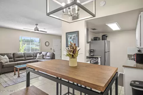 Dining - 735 E Cochise Dr, Phoenix, AZ 85020 photo 4 of 8