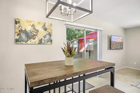 Dining - 735 E Cochise Dr, Phoenix, AZ 85020 photo 6 of 8