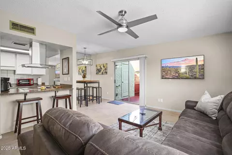 Living - 735 E Cochise Dr, Phoenix, AZ 85020 photo 2 of 9