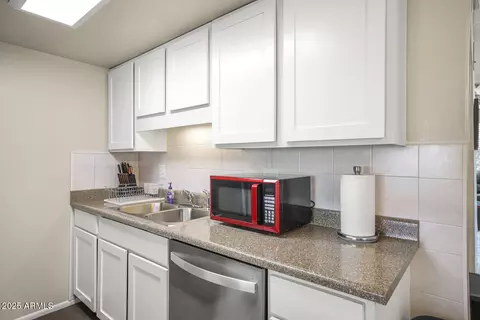 Kitchen - 735 E Cochise Dr, Phoenix, AZ 85020 photo 1 of 8