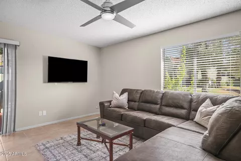 Living - 735 E Cochise Dr, Phoenix, AZ 85020 photo 3 of 9