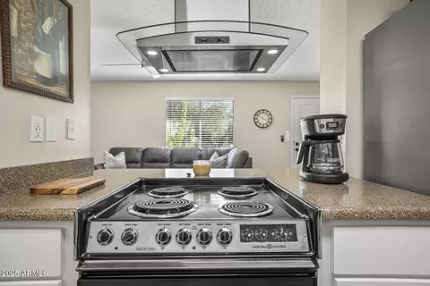 Kitchen - 735 E Cochise Dr, Phoenix, AZ 85020 photo 7 of 8