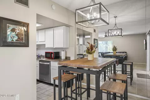 Dining - 735 E Cochise Dr, Phoenix, AZ 85020 photo 1 of 8